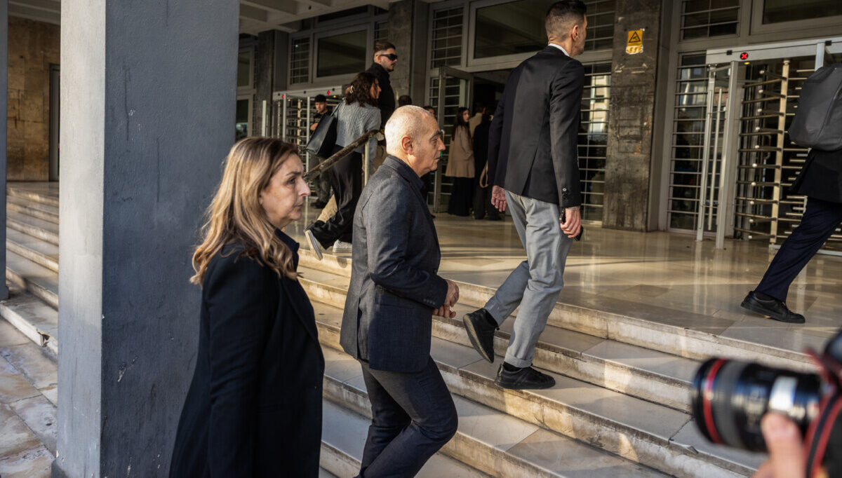Οι γονείς του Άλκη Καμπανού προσέρχονται στο δικαστήριο. (ΒΑΣΙΛΗΣ ΒΕΡΒΕΡΙΔΗΣ/ΜΟΤΙΟΝΤΕΑΜ)
