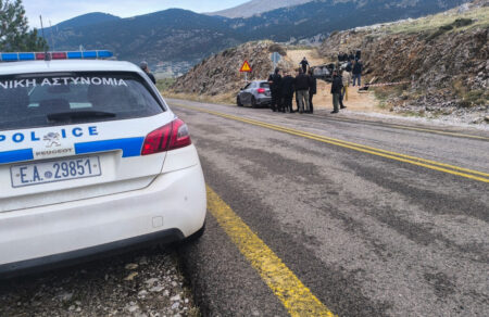 arachova-vgike-sto-mpalkoni-kai-ton-ektelesan-me-kalasnikof-to-chroniko-tis-dolofonias-toy-gianni-lala-681423