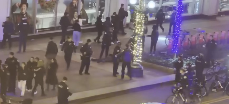 Σικάγο – Αιματηρή φωταγώγηση του Χριστουγενννιάτικου δέντρου / 14χρονος νεκρός από σφαίρες σε μαζικές ταραχές