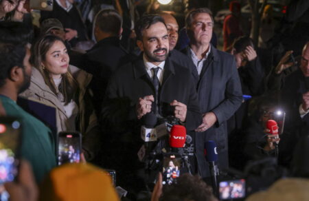 leyteris-arvanitis-i-apli-alla-kai-syntheti-istoria-toy-zochran-mamntani-682125