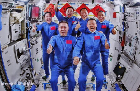 kina-anavoli-epistrofis-astronayton-sti-gi-ypopsies-gia-sygkroysi-me-diastimika-syntrimmia-682667