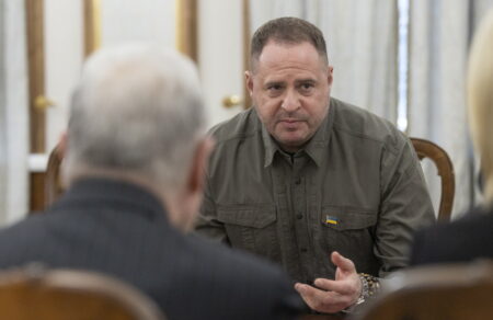 oykrania-paraitithike-to-dexi-cheri-toy-zelenski-kai-koryfaios-diapragmateytis-meta-apo-efodo-gia-diafthora-693040