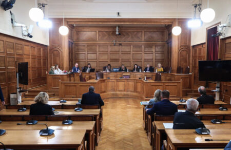 pasok-i-kyvernitiki-pleiopsifia-arneitai-tin-kliteysi-krisimon-martyron-stin-exetastiki-epitropi-gia-opekepe-685894