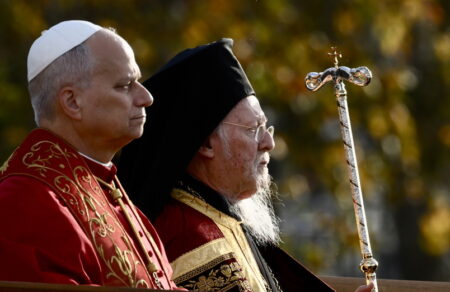 istoriki-episkepsi-papa-leonta-stin-toyrkia-skandalo-i-diairesi-ton-christianon-ti-eipan-me-vartholomaio-giati-apoysiaze-i-moscha-693126