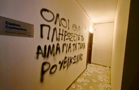 royvikonas-paremvasi-sto-politiko-grafeio-toy-stratoy-simopoyloy-to-egklima-ton-tempon-den-prepei-na-xechastei-689928