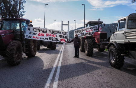 agrotes-se-pliri-entasi-ta-mploka-se-ethnikes-odoys-kai-limania-kloyva-ton-mat-mplokare-kai-asthenofora-sto-rio-lixi-poliorkias-ston-volo-698228