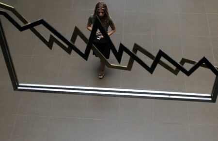 ekthesi-pagkosmias-anisotitas-2026-molis-to-0001-katechei-ployto-triplasio-apo-to-ftochotero-miso-tis-anthropotitas-698899