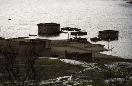 leipsydria-stin-attiki-stegnonoyn-mornos-kai-yliki-para-tis-vroches-fotografies-695020