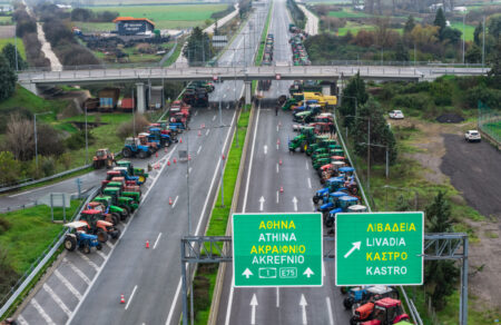 agrotes-anoigoyn-toys-dromoys-enopsei-christoygennon-i-astynomia-stinei-dika-tis-mploka-stoys-taxidiotes-703889