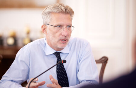 diki-prostateyomenon-martyron-novartis-vathia-entimos-kai-patriotis-o-stoyrnaras-symfona-me-ton-aki-skertso-694137