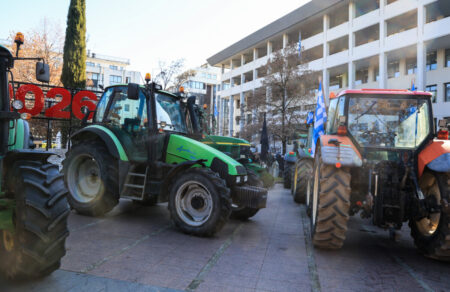 larisa-anavoli-sti-diki-ton-agroton-gia-ta-epeisodia-sta-mploka-700311