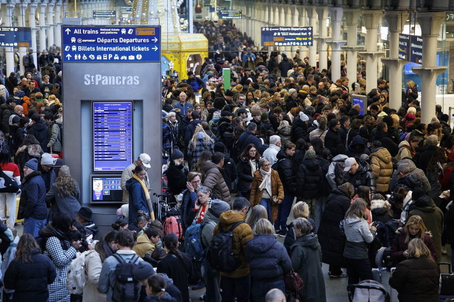 Επιβάτες του Eurostar περιμένουν την επανέναρξη των δρομολογίων στο σταθμό St Pancras International στο Λονδίνο, 30 Δεκεμβρίου 2025. 
(EPA/TOLGA AKMEN)