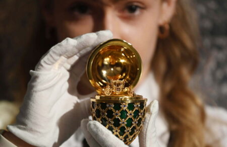 nea-zilandia-kleftis-katapie-aygo-faberge-me-60-leyka-diamantia-kai-15-mple-zafeiria-695299