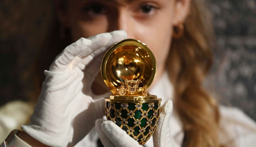 Aντίγραφο του αυγού Faberge από την ταινία «Octopussy» κατά τη διάρκεια παρουσίασης με θέμα τα 60 χρόνια του James Bond στο οίκο δημοπρασιών Christies στο Λονδίνο. 
(EPA/NEIL HALL)
