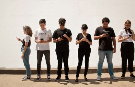 ekthesi-pagkosmias-eytychias-ta-koinonika-diktya-syndeontai-me-epideinosi-tis-eyimerias-ton-neon-697862