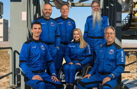 istoriki-ptisi-tis-blue-origin-i-proti-astronaytissa-se-anapiriko-amaxidio-702864