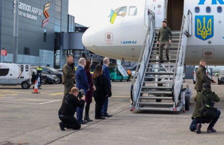 irlandia-anafores-gia-drones-poy-entopistikan-konta-sto-aeroskafos-poy-metefere-ton-zelenski-sto-doyvlino-695851