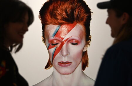 deka-chronia-choris-ton-david-bowie-enas-teletoyrgikos-thanatos-poy-emoiaze-me-techni-710055