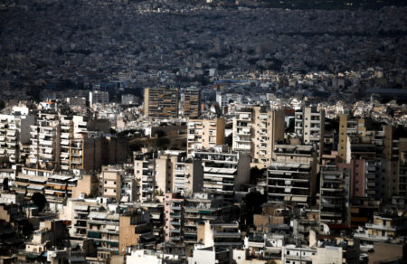 epistrofi-enoikioy-pos-to-kratos-timorei-toys-diazeygmenoys-goneis-me-synepimeleia-715450