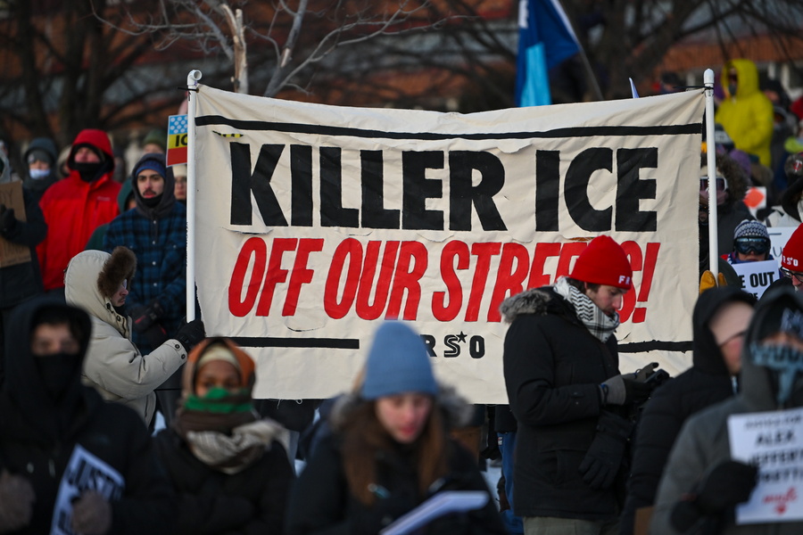 Στιγμιότυπο από πορεία κατά της ICE στην Μινεάπολη