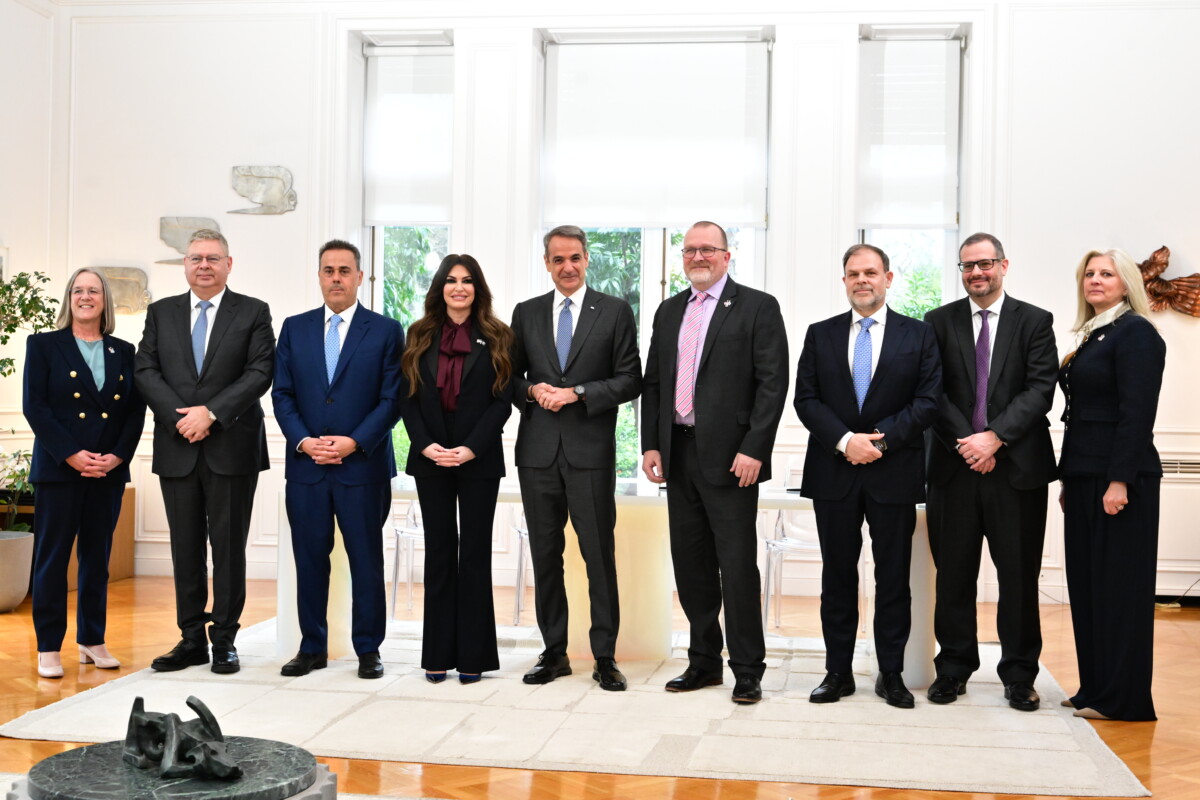 Υπογραφή, παρουσία του Πρωθυπουργού Κυριάκου Μητσοτάκη, των συμφωνιών μίσθωσης μεταξύ του ελληνικού κράτους και της κοινοπραξίας Chevron-Helleniq Energy που αφορούν την παραχώρηση αποκλειστικών δικαιωμάτων έρευνας και εκμετάλλευσης υδρογονανθράκων σε θαλάσσιες περιοχές νότια της Πελοποννήσου και της Κρήτης,  στο Μέγαρο Μαξίμου, Δευτέρα 16 Φεβρουαρίου 2026.  Από την ελληνική πλευρά υπέγραψαν ο υπουργός Ενέργειας Σταύρος Παπασταύρου και ο διευθύνων σύμβουλος της ΕΔΕΥΕΠ Άρης Στεφάτος ενώ για λογαριασμό της Chevron ο Gavin Lewis, αντιπρόεδρος της Global New Ventures καθώς και Ανδρέας Σιάμισης, διευθύνων σύμβουλος της HelleniQ Energy.  (ΤΑΤΙΑΝΑ ΜΠΟΛΑΡΗ/EUROKINISSI)