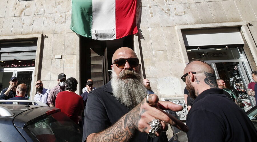 Ο Gianluca Iannone, ένας από τους ηγέτες του φασιστικού κόμματος, μπροστά από την έδρα του κόμματος. (EPA/GIUSEPPE LAMI)