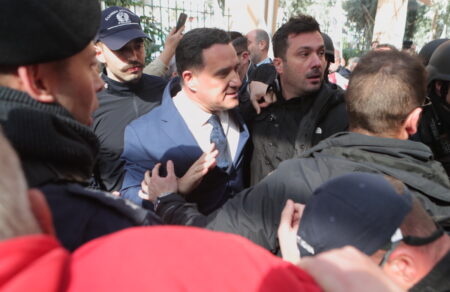 adonis-georgiadis-den-tha-moy-apagoreysei-to-kke-kai-i-antarsya-na-pao-sto-nosokomeio-726328