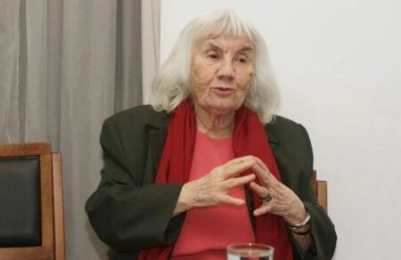 ioanna-karatzaferi-efyge-apo-ti-zoi-i-syggrafeas-se-ilikia-97-eton-726385
