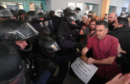 esy-apo-to-cheirokrotima-ton-galazion-mpalkonion-sto-xylo-gia-toys-kommoynistosymmorites-726694