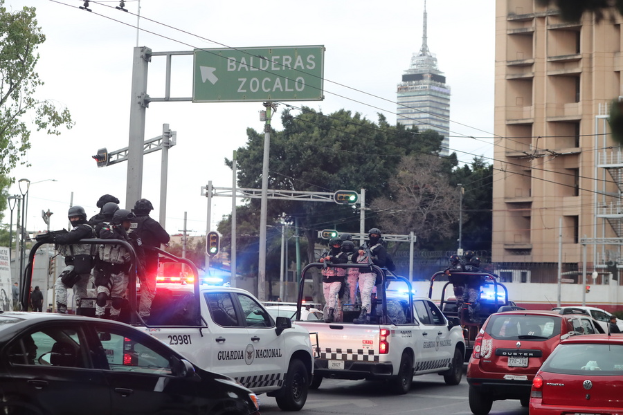 Αστυνομικές δυνάμεις συγκεντρωμένες μετά την επιχείρηση στην οποία σκοτώθηκε ο βαρόνος ναρκωτικών «Ελ Μέντσο» (EPA/Mario Guzman)