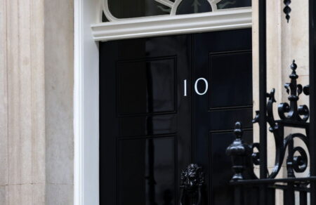 vretania-paraitithike-o-prosoparchis-toy-kir-starmer-me-fonto-to-skandalo-mantelson-epstain-721906