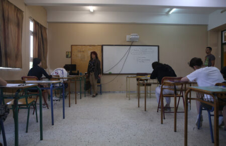 ethniko-apolytirio-pos-tha-ginetai-i-eisagogi-sta-panepistimia-meiosi-exetazomenon-mathimaton-kai-ylis-sti-g-lykeioy-722641