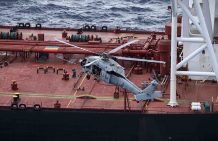 indikos-okeanos-amerikaniki-kataschesi-tanker-poy-diefyge-toy-apokleismoy-stin-karaiviki-vinteo-724868