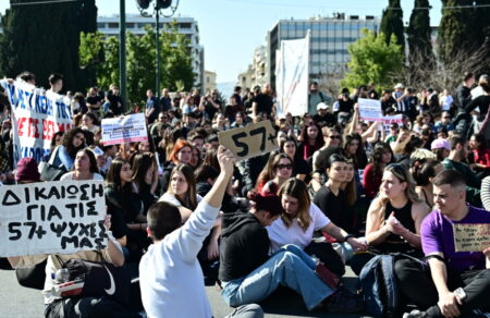 tempi-syllalitirio-mathiton-kai-foititon-sta-propylaia-gia-ta-3-chronia-kleinei-to-metro-panepistimio-729186