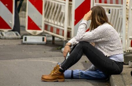 ereyna-prorata-institoyto-poylantza-i-mplokarismeni-enilikiosi-ton-neon-stin-ellada-726413