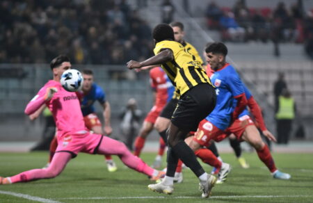 super-league-23i-agonistiki-olympiakos-kai-aek-sygkatoikoi-stin-koryfi-eno-erchetai-ki-o-paok-731174