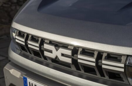 dacia-foyl-gkazi-me-polla-nea-montela-739895