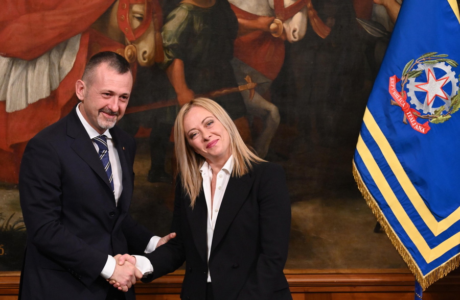 O Αντρέα Ντελμάστρο Ντέλε Βέντοβε με την Τζόρτζια Μελόνι. EPA/CLAUDIO PERI