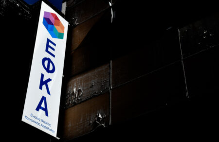 apati-eis-varos-toy-efka-to-terastio-diktyo-oi-treis-omades-kai-i-viomichania-eikonikis-asfalisis-740604