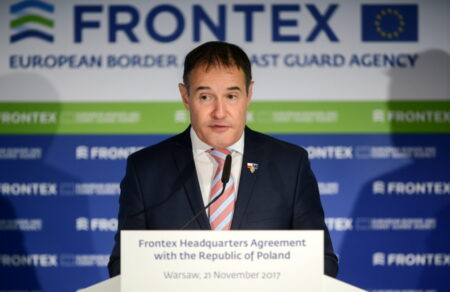 gallia-o-proin-dieythyntis-tis-frontex-ereynatai-gia-egklimata-kata-tis-anthropotitas-stin-ellada-740754