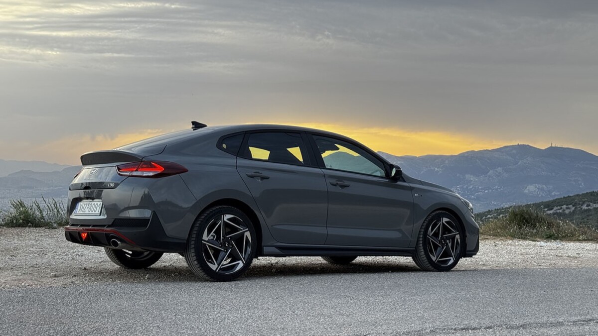 Hyundai i30 Fastback / Υπάρχουν ακόμα μικρομεσαία που χαίρεσαι να οδηγείς