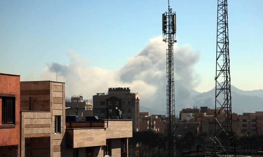 Ισραηλινή επίθεση στο κέντρο της Τεχεράνης. (EPA/ABEDIN TAHERKENAREH)
