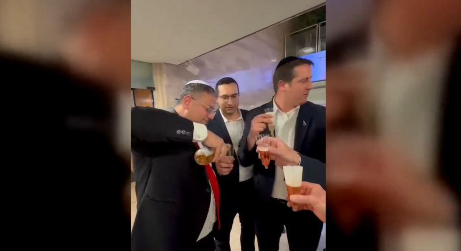 Ισραήλ / Ο ακροδεξιός Μπεν Γκβίρ «γιόρτασε» με σαμπάνια τη θανατική ποινή στους Παλαιστίνιους