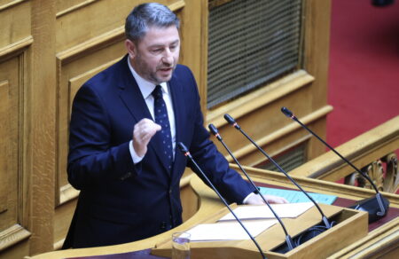 androylakis-kamia-polemiki-epicheirisi-apo-tis-vaseis-poy-vriskontai-stin-ellada-pro-imerisias-gia-kratos-dikaioy-731827