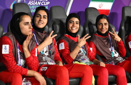 iran-pros-tis-podosfairistries-poy-zitisan-asylo-i-patrida-sas-perimenei-734665