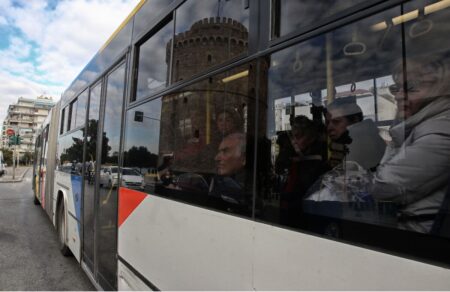 thessaloniki-se-diathesimotita-odigos-toy-oasth-poy-plakothike-sti-mesi-toy-dromoy-en-ora-ypiresias-737219
