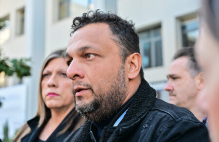 tempi-sti-voyli-to-ypomnima-roytsi-kata-mitsotaki-kai-pente-kyvernitikon-stelechon-737197