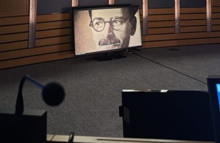 o-kokkinos-daskalos-ena-kefalaio-tis-istorias-tis-aristeras-zontanepse-mesa-sto-eyrokoinovoylio-732397