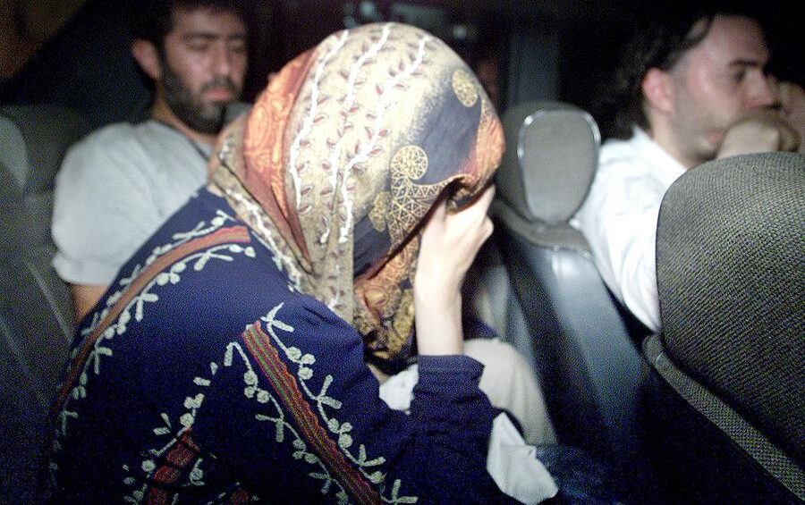 H Υβόν Ρίντλεϊ μετά την απαλευθέρωσή της από τους Ταλιμπάν το 2001 EPA PHOTO AFP/ MARWAN NAAMANI