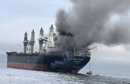 mesi-anatoli-ta-nisia-poy-vriskontai-sto-stochastro-toy-tramp-742267